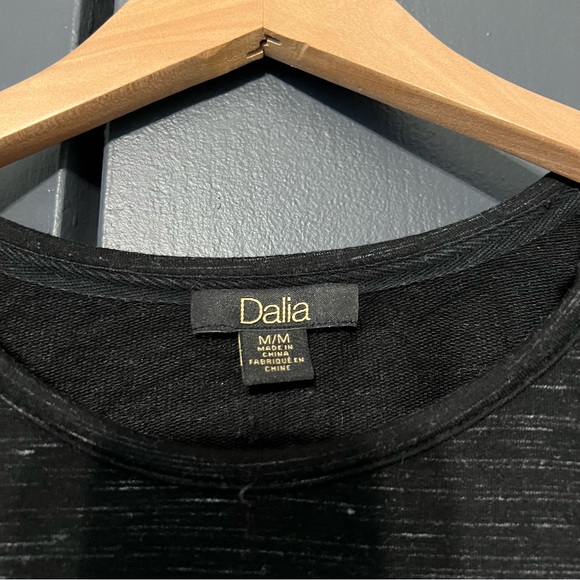Delia sweater size m longer in length Black textured fabric - Picture 4 of 4